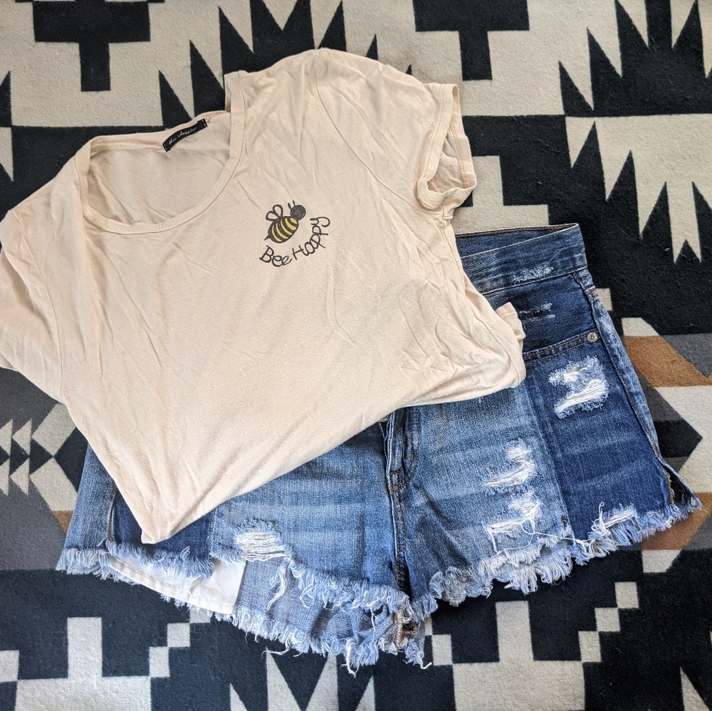 🌞Free with purchase🌞Bee tee